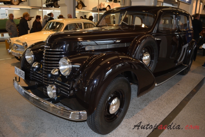 Skoda Superb 1934-1949 (1940 typ 919 Superb 4000 V8 limuzyna 4d), lewy przód