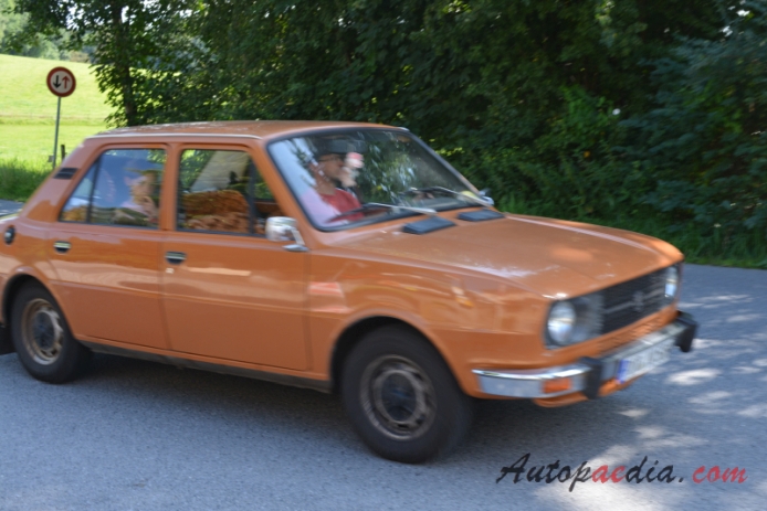 Skoda 105 1976-1989 (1976-1983 105 S sedan 4d), right front view