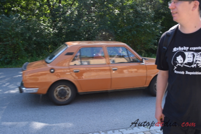 Skoda 105 1976-1989 (1976-1983 105 S sedan 4d), prawy bok