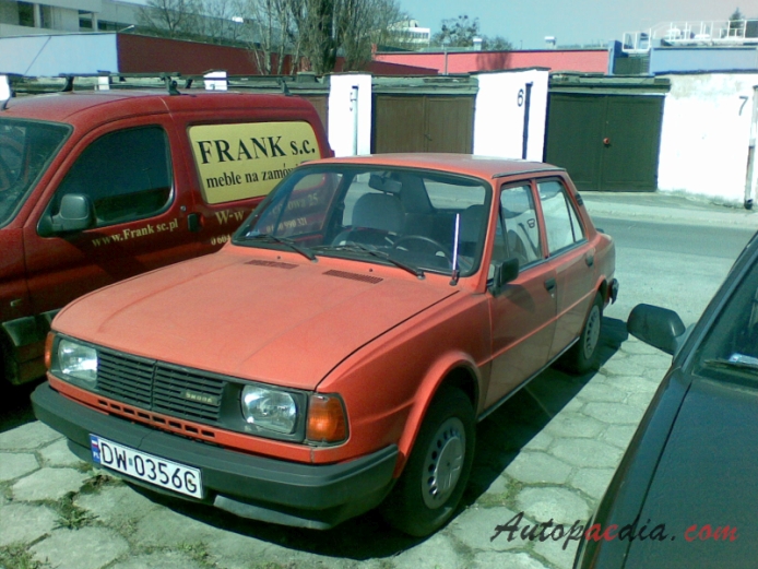 Skoda 120 1981-1990 (1983-1990 sedan 4d), left front view