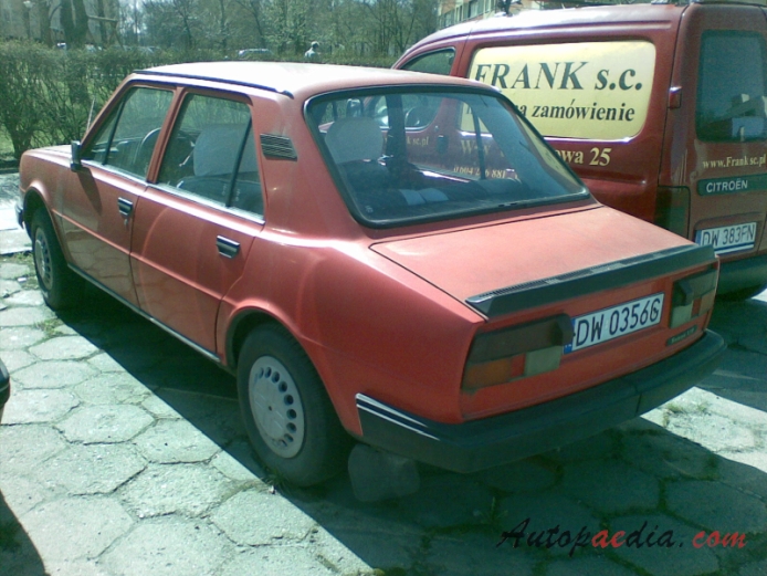 Skoda 120 1981-1990 (1983-1990 sedan 4d),  left rear view