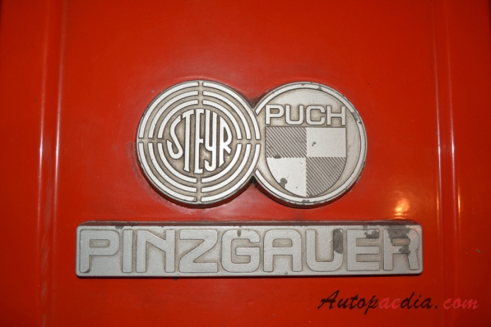 Steyr Puch Pinzgaür 1st generation 1971-1985 (1975 710K 4x4 Konrad Rosenbaür KLF-A fire engine), front emblem  