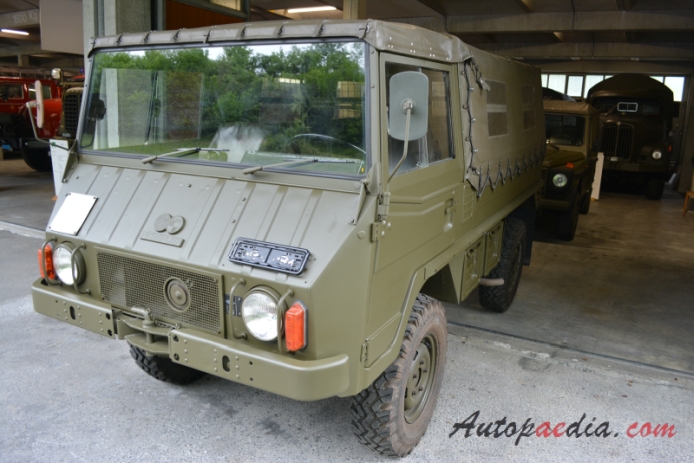 Steyr Puch Pinzgaür 1st generation 1971-1985 (1975 710M military truck), left front view
