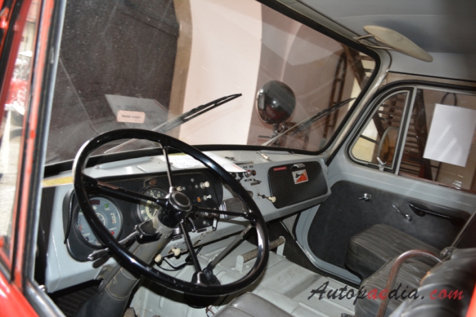 Steyr 680M 1960-1984 (1970 TLF-A 4000 Konrad Rosenbaür wóz strażacki), wnętrze