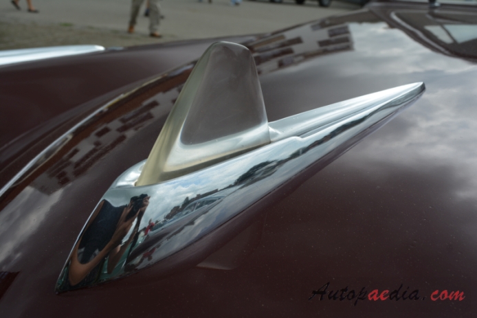 Studebaker Champion 3. generacja 1947-1952 (1950 sedan 4d), emblemat przód 