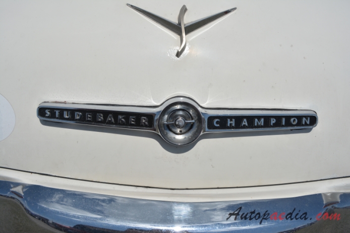 Studebaker Champion 4. generacja 1953-1956 (1955 sedan 2d), emblemat tył 