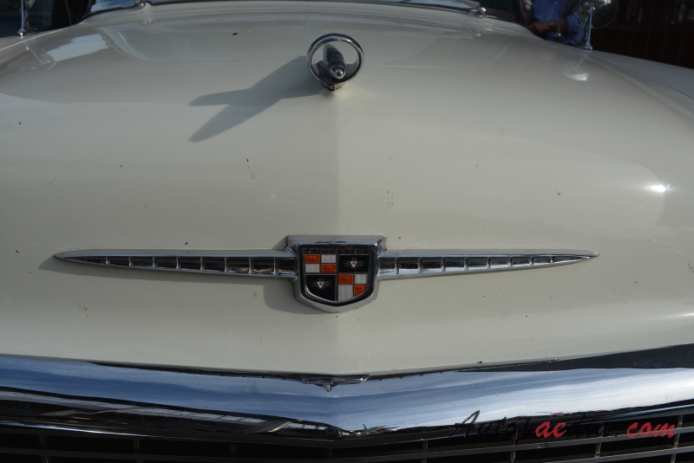 Studebaker Commander 1937-1958 (1957 V8 sedan 4d), emblemat przód 