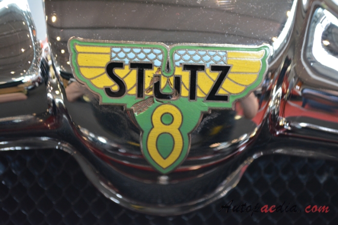 Stutz 8-Cylinder 1926-1935 (1927 Vertical Eight Brougham Saloon 4d), front emblem  