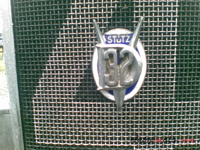 Stutz 8-Cylinder 1926-1935 (1929 DV32), emblemat przód 