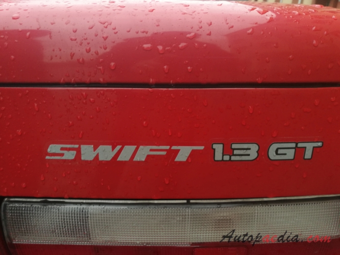Suzuki Swift 2. generacja (SF) 1989-2004 (1992-2004 cabriolet 2d), emblemat tył 