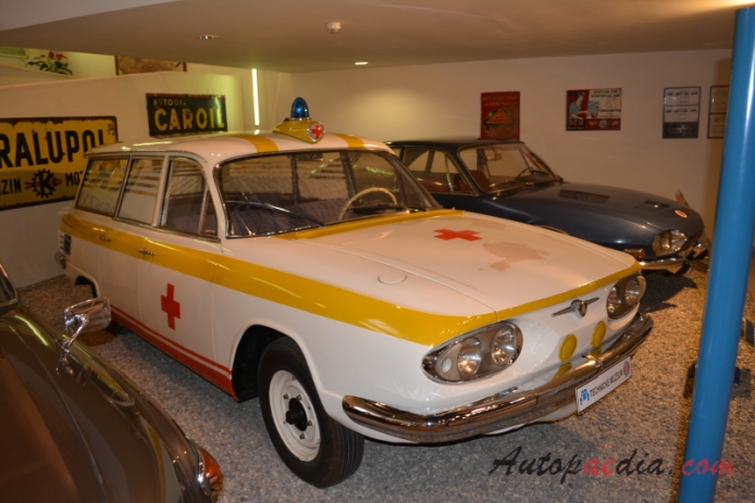 Tatra T603 1956-1975 (1964 603 A prototyp ambulans 5d), prawy przód