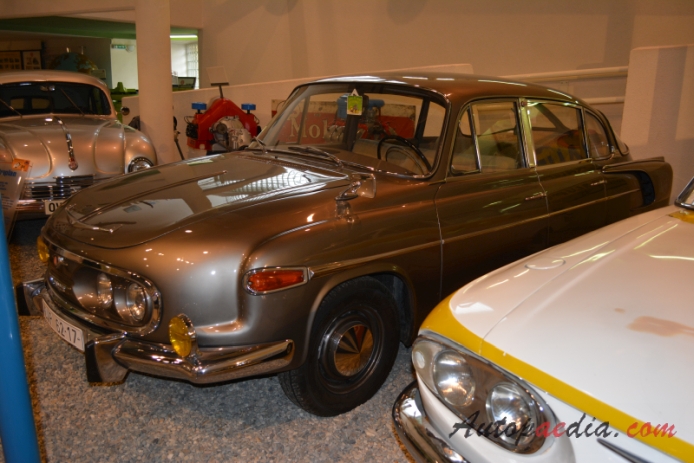 Tatra T603 1956-1975 (1968-1975 603-3 saloon 4d), lewy przód