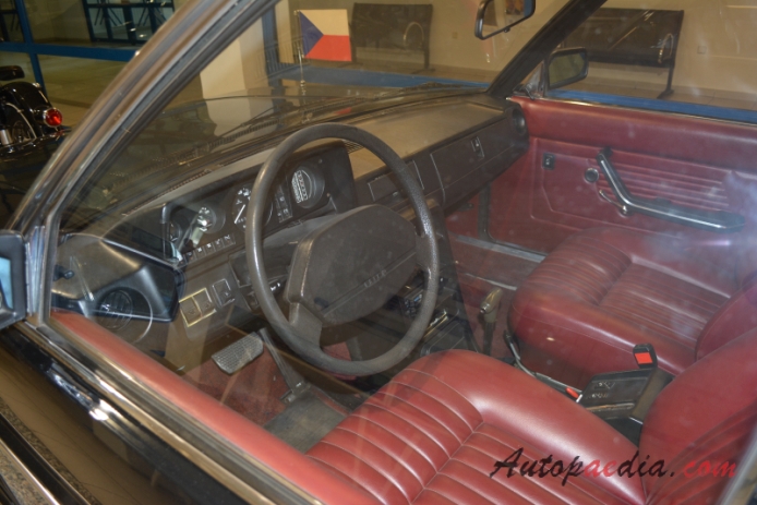 Tatra T613 1974-1996 (1984-1985 613-K cabriolet 4d), wnętrze