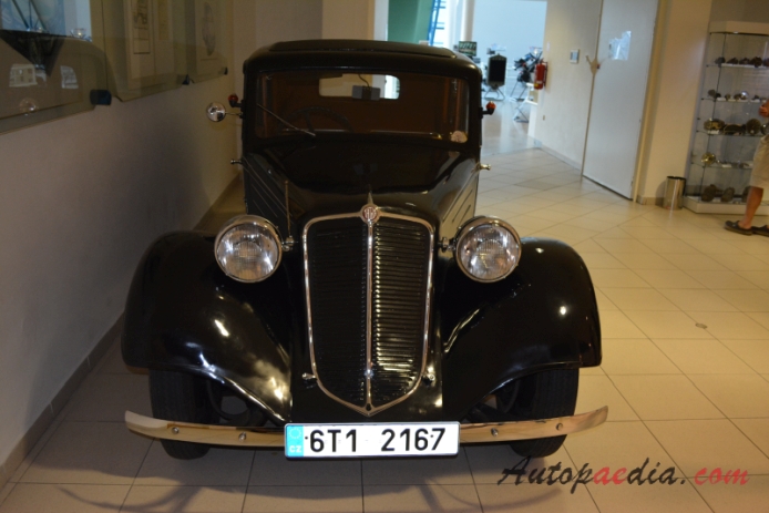 Tatra 75 1934-1939 (limousine 4d), front view