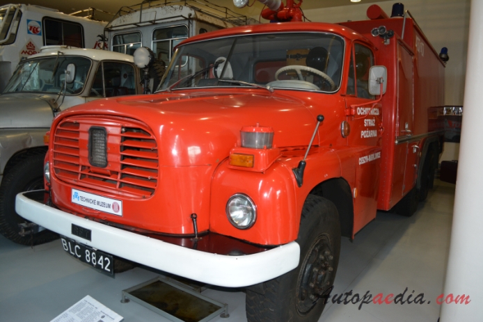 Tatra 148 1970-1982 (SKUTENG RFT-6610/S wóz strażacki 6x6), lewy przód