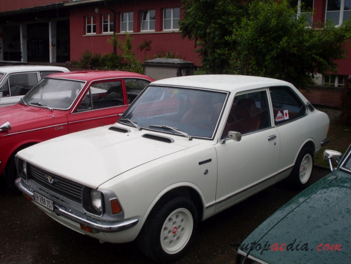 Toyota Corolla 2nd generation 1970-1978 (1970 KE20 sedan 2d DeLuxe), left front view