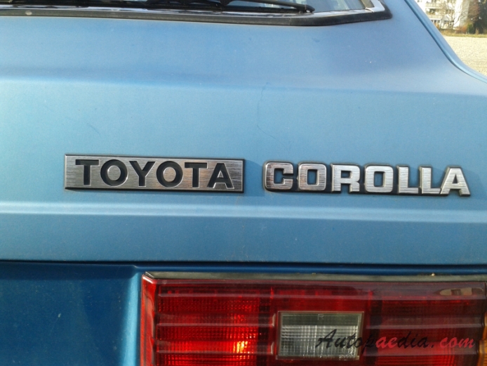 Toyota Corolla 4. generacja E70 1979-1983 (1981 1.6 DX Liftback 3d), emblemat tył 