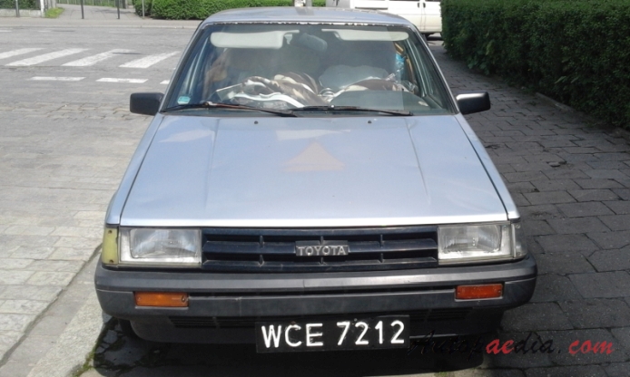 Toyota Corolla 5. generacja E80 1983-1987 (1986-1987 DX sedan 4d), przód