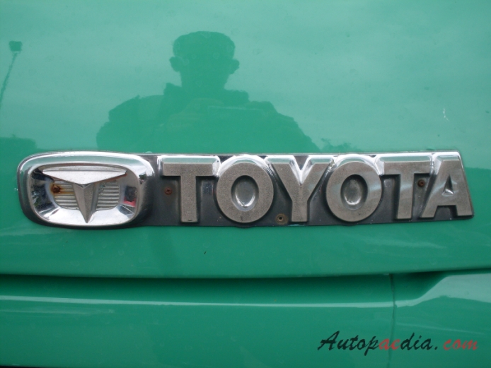 Toyota Dyna 4. generacja U10 series 1968-1977 (1977 RU12), emblemat przód 