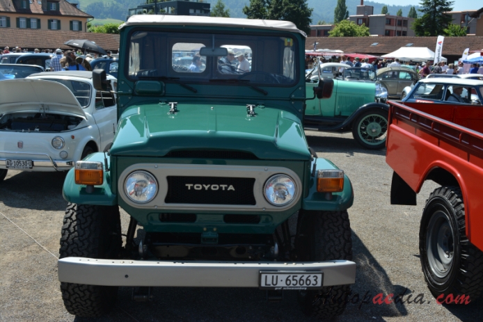 Toyota Land Cruiser 3rd generation 40 series (FJ40) 1960-1984 (soft top 2d), front view