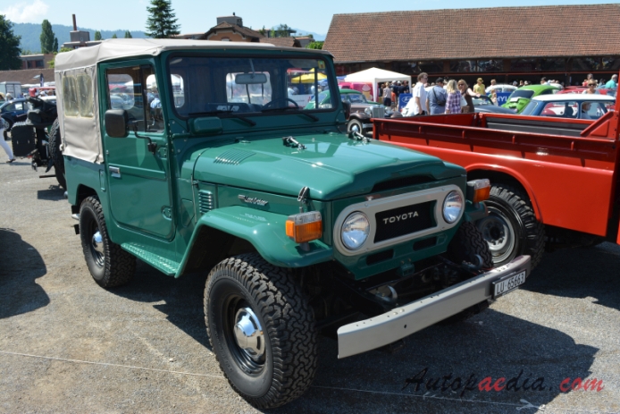 Toyota Land Cruiser 3rd generation 40 series (FJ40) 1960-1984 (soft top 2d), right front view