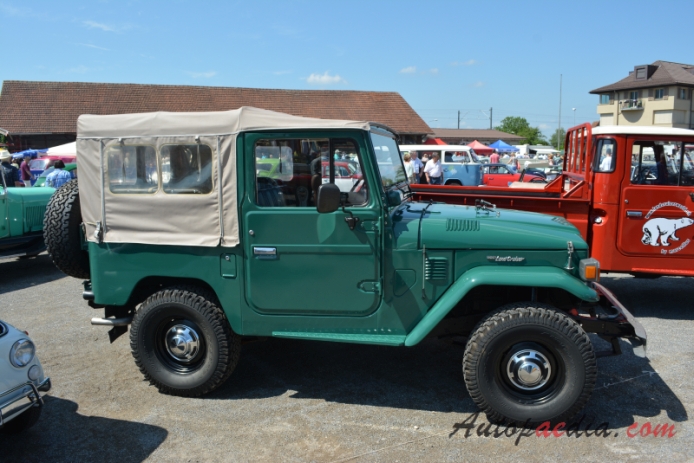 Toyota Land Cruiser 3rd generation 40 series (FJ40) 1960-1984 (soft top 2d), right side view