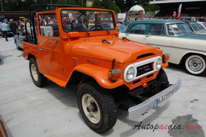 Toyota Land Cruiser 3rd generation 40 series (FJ40) 1960-1984 (soft top 2d), right front view