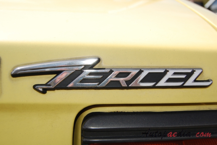 Toyota Tercel 1. generacja 1978-1982 (1978-1980 sedan 4d), emblemat tył 