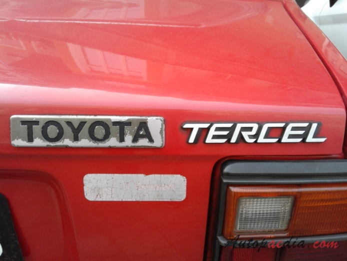 Toyota Tercel 1. generacja 1978-1982 (1980-1982 Deluxe sedan 4d), emblemat tył 