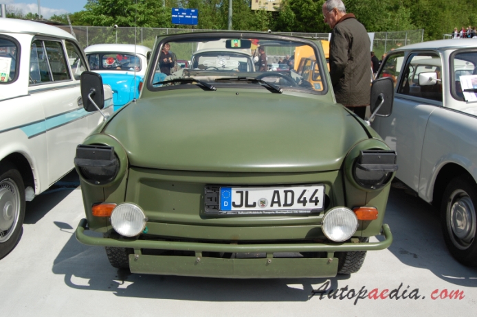 Trabant 601 1964-1990 (1968-1990 Kübelwagen pojazd wojskowy), przód