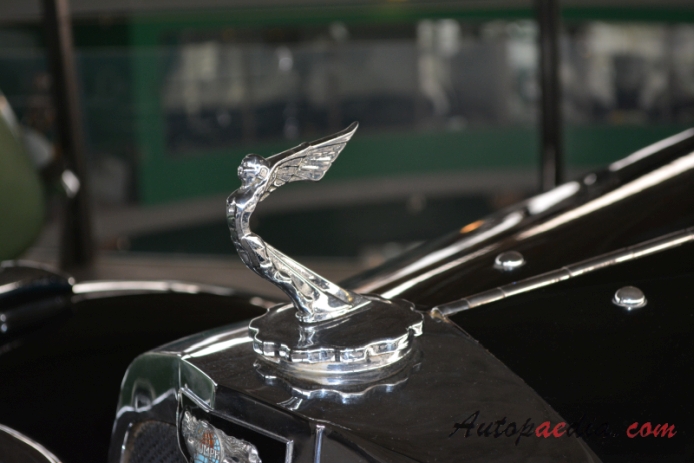 Triumph Gloria 1933-1938 (1936 Vitesse berlina 4d), front emblem  