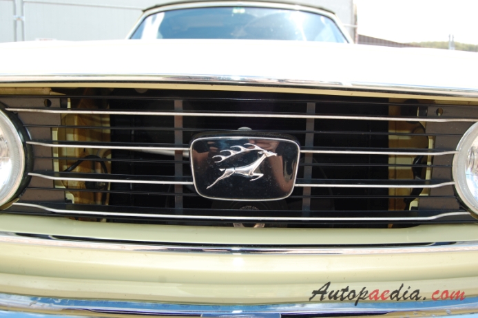 Triumph Stag 1970-1977 (1973-1977 cabriolet 2d), front emblem  