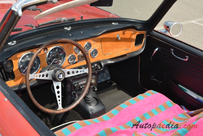 Triumph TR4 1961-1967 (1965-1967 TR4A roadster), wnętrze