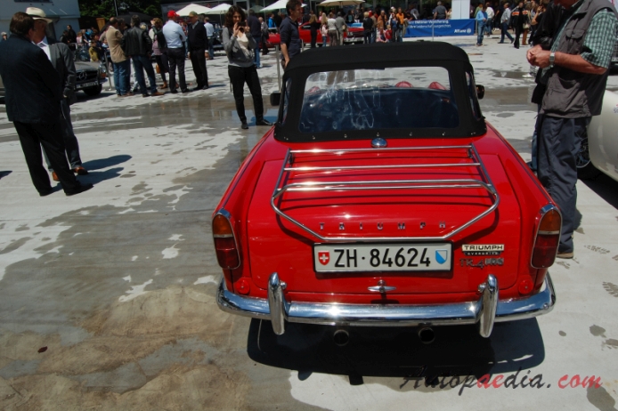 Triumph TR4 1961-1967 (1966 TR4A IRS roadster 2d), tył