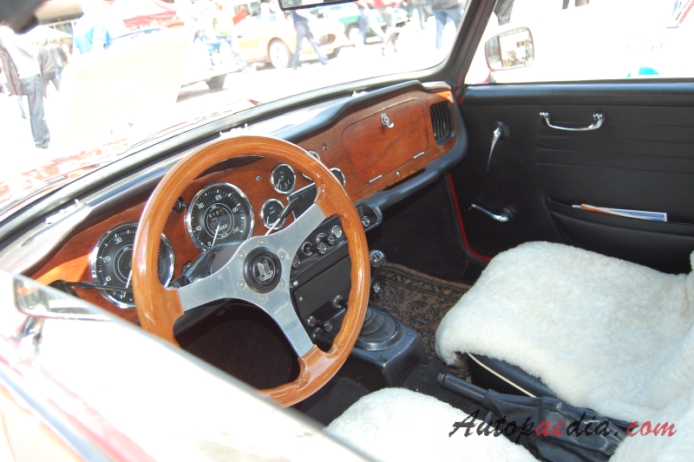 Triumph TR4 1961-1967 (1966 TR4A IRS roadster 2d), interior