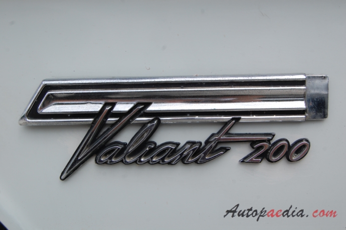 Chrysler Valiant 1. generacja 1960-1962 (1962 sedan 4d), emblemat bok 