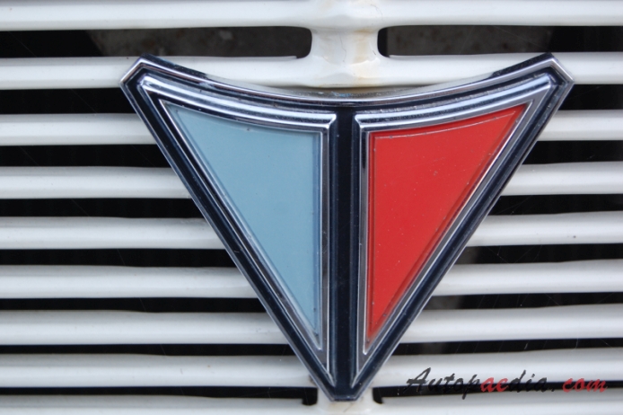 Chrysler Valiant 2. generacja 1963-1966 (1966 V200 AP6 sedan 4d), emblemat przód 
