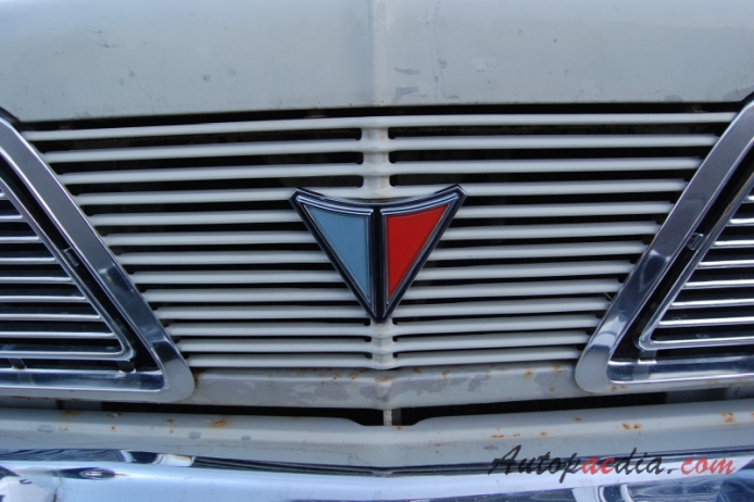 Chrysler Valiant 2nd generation 1963-1966 (1966 V200 AP6 sedan 4d), front emblem  