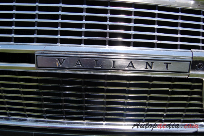 Chrysler Valiant 3. generacja 1967-1973 (1967 Plymouth Signet sedan 4d), emblemat przód 