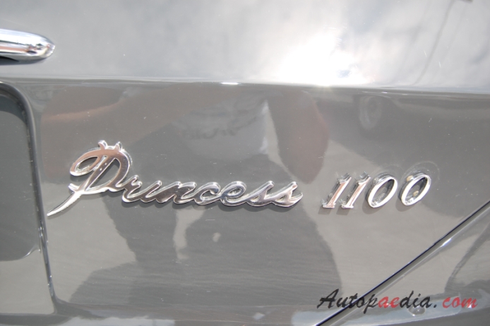 Vanden Plas Princess 1100 (BMC ADO16) 1964-1968 (1964-1967 MK1 saloon 4d), rear emblem  