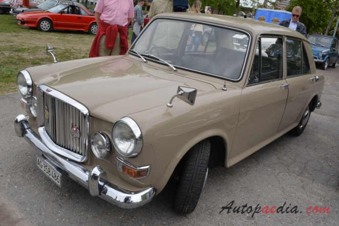 Vanden Plas Princess 1100 (BMC ADO16) 1964-1968 (1964-1967 MK1 saloon 4d), right front view
