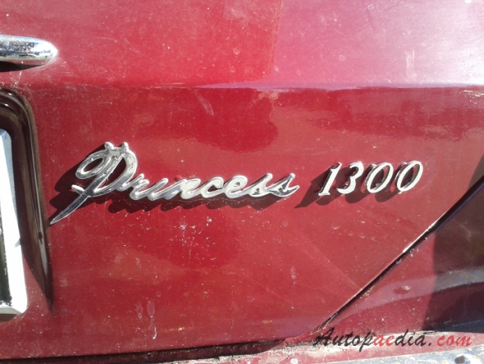 Vanden Plas Princess 1300 (BMC ADO16) 1967-1974 (saloon 4d), rear emblem  