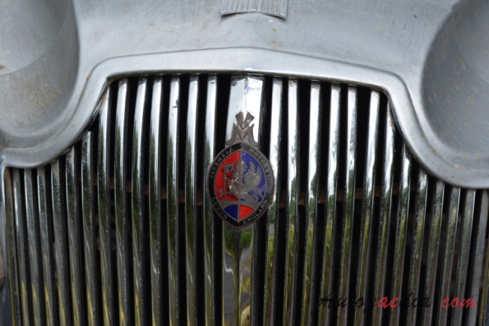 Vauxhall 10/4 (Vauxhall Ten) 1937-1940/1946-1947 (saloon 4d), front emblem  