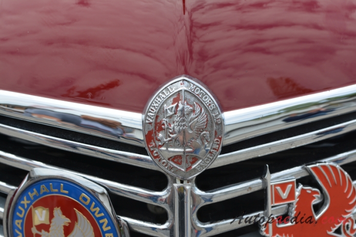 Vauxhall 12-4 1937-1946 (saloon 4d), emblemat przód 