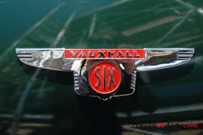 Vauxhall Velox 1st generation 1948-1951 (1949 Velox Six saloon 4d), rear emblem  