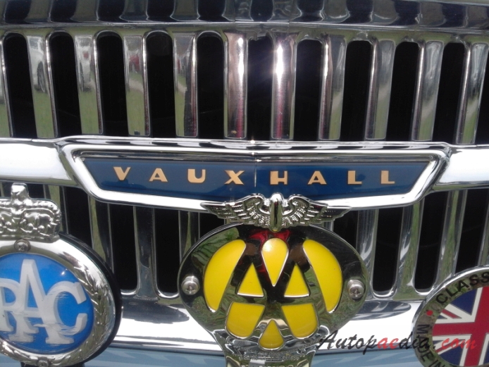 Vauxhall Victor FB 1961-1964 (VX4/90 sedan 4d), front emblem  