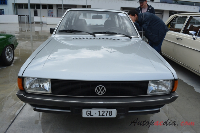 Volkswagen Passat B1 1973-1980 (1977-1980 VW Passat LS kombi 5d), front view