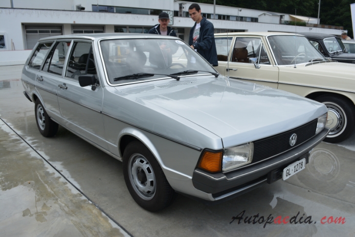 Volkswagen Passat B1 1973-1980 (1977-1980 VW Passat LS kombi 5d), prawy przód