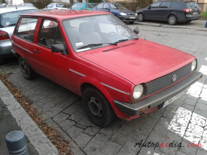 Volkswagen Polo 2nd generation (Mark II type 86C) 1981-1994 (1984-1990 pre-facelift Fox Kamm hatchback 3d), right front view