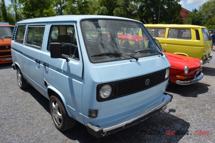 VW type 2 (Transporter) T3 1979-1992 Europe/2002 South Africa (1979-1983 Volkswagen bus), right front view
